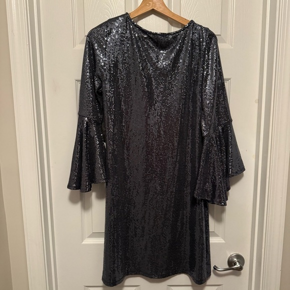 NWT Vince Camuto Women's Flounce Sleeve Shift Dress in Silver Metallic - Picture 3 of 6